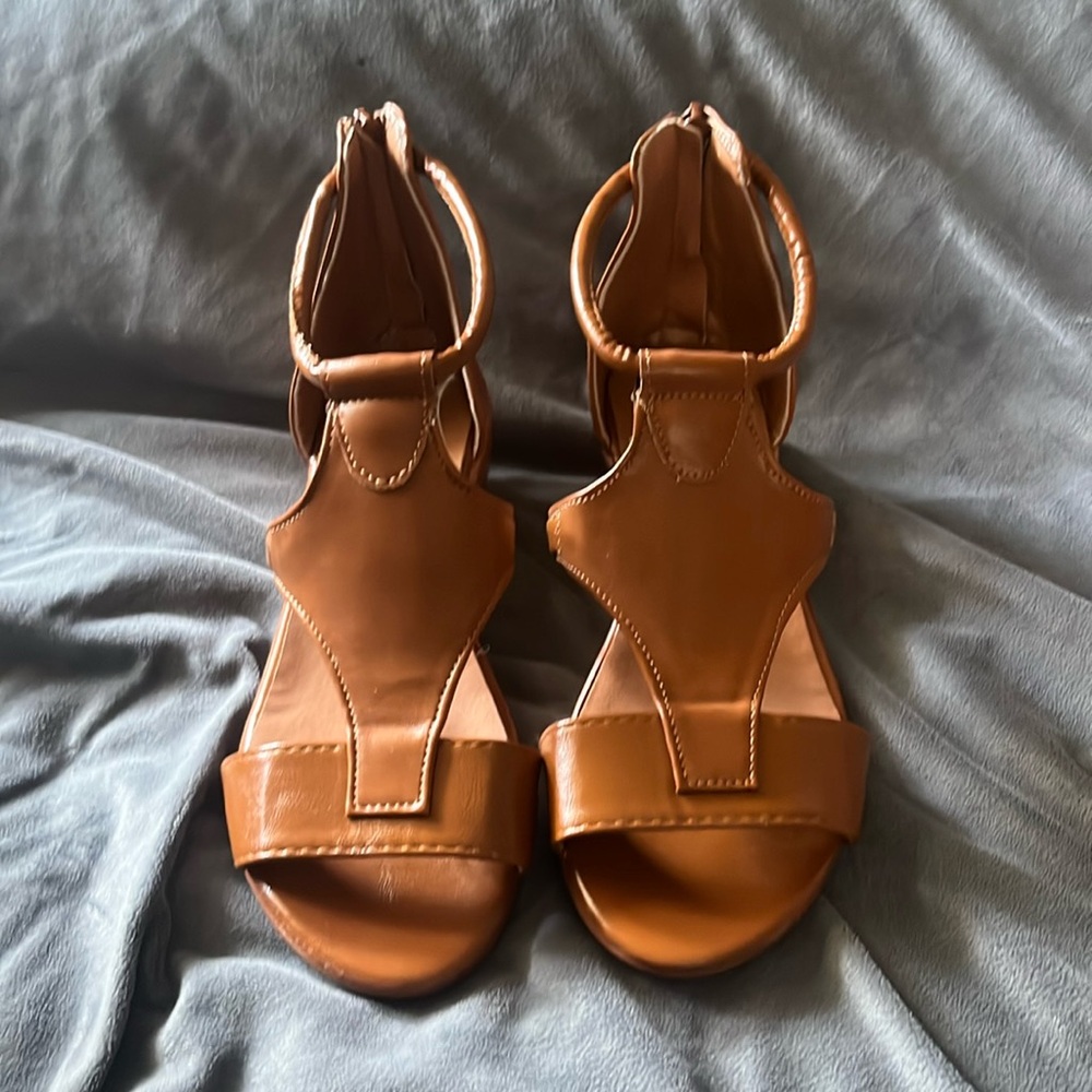 Woman’s wedged heel shoes. (Brand new)